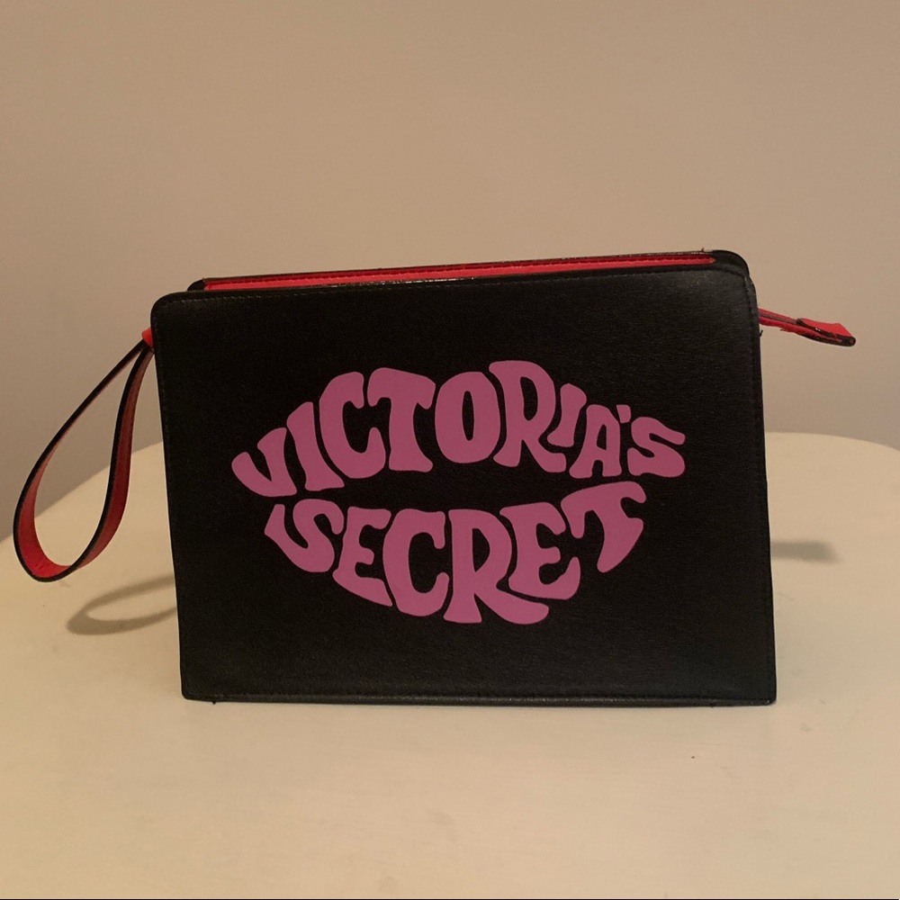 Victoria Secrets wristlet! Like new condition!!